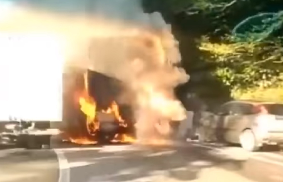 Автобус с пассажирами сгорел в Сочи. Видео 18+