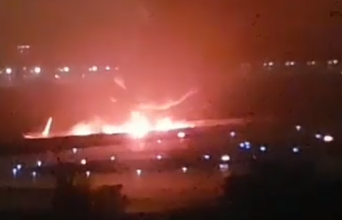 Пассажиры сняли на видео горящий самолет в аэропорту Сочи. Видео