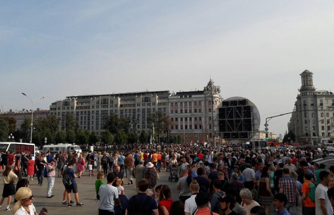 Жириновский набросился на активиста во время акции на Пушкинской площади. Видео