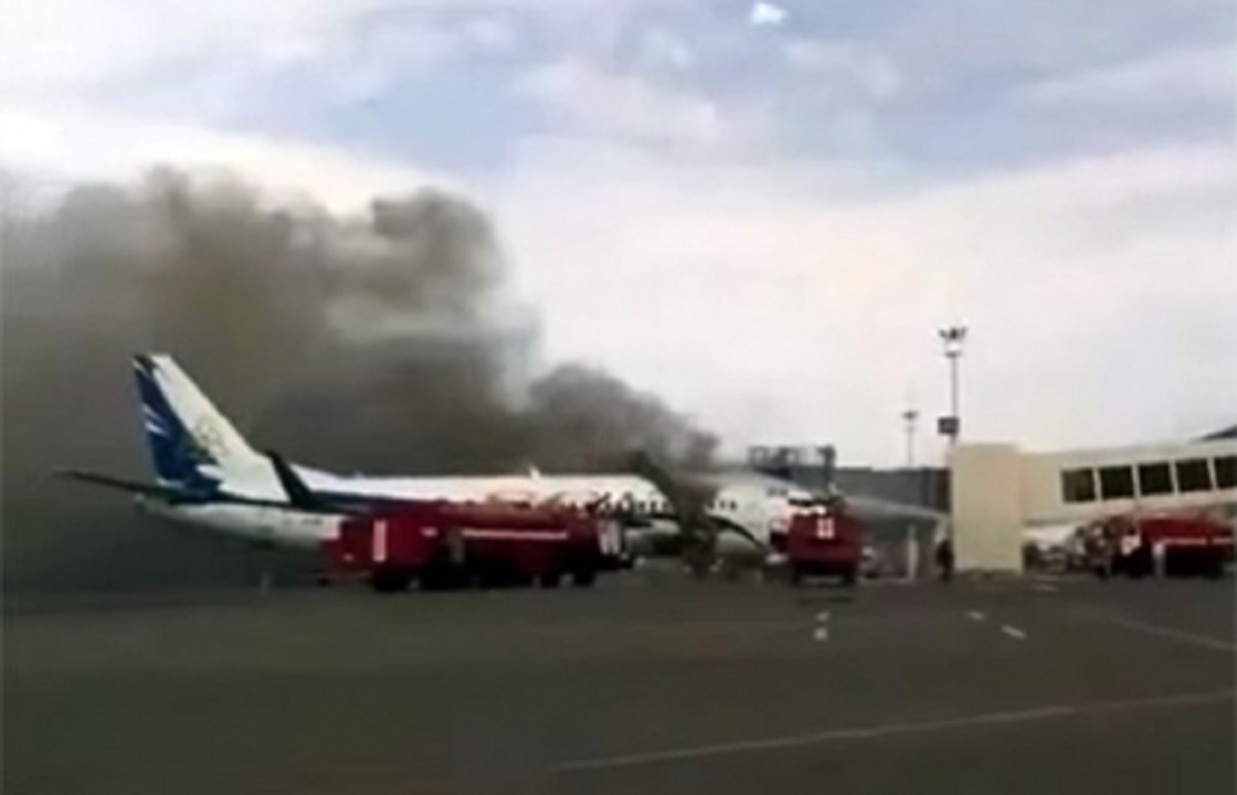 СКР возбудил уголовное дело о пожаре на самолете в аэропорту Сочи. Новое фото с места ЧП
