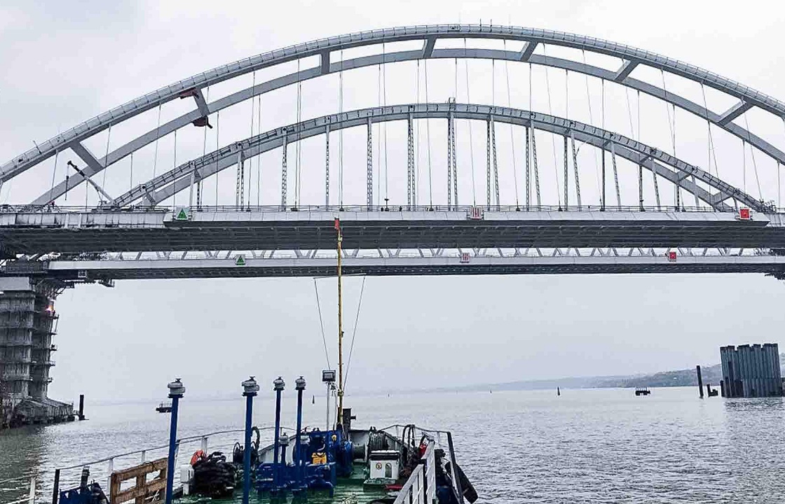 Украинские военные корабли прошли под Крымским мостом. Эксклюзивное видео