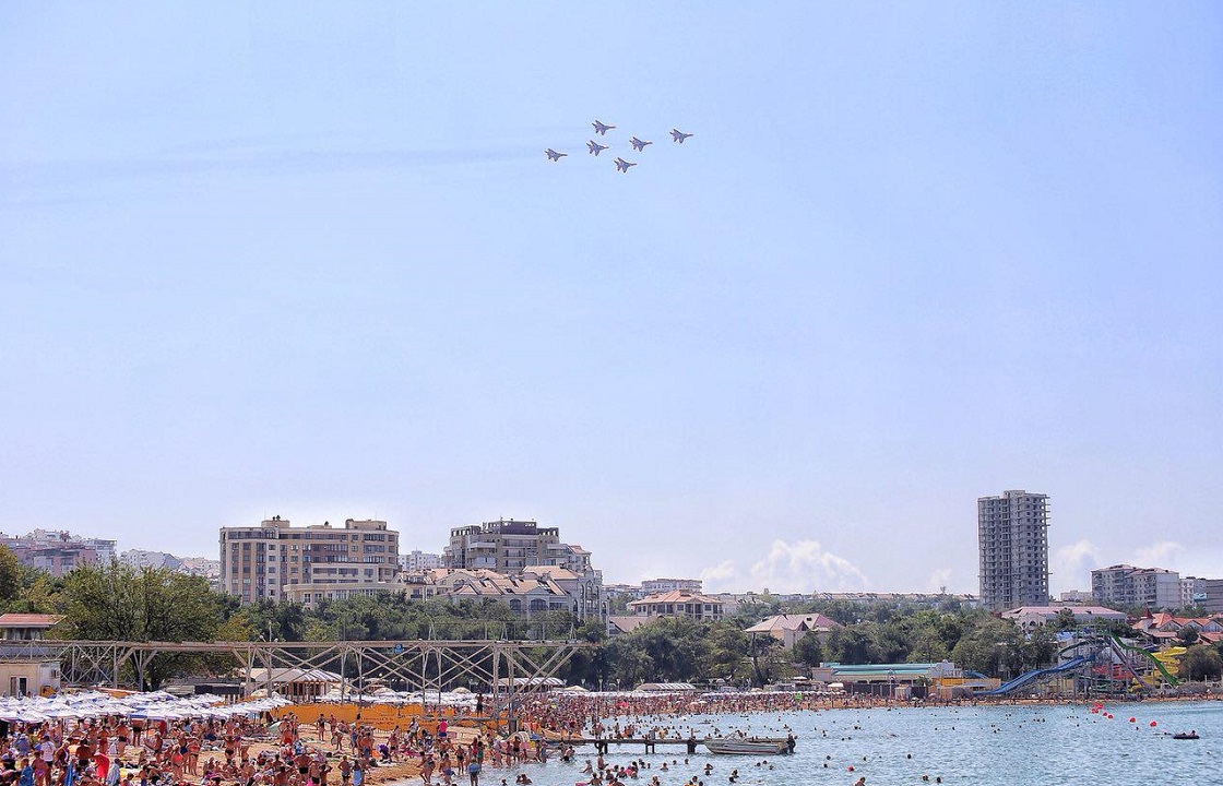 Российские боевые истребители появились в небе над Геленджиком. Видео