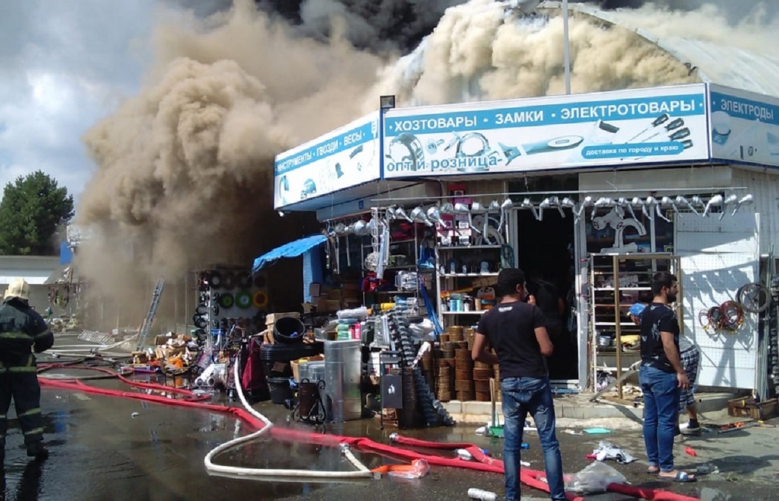 Склад краснодарского торгового центра тушат 84 пожарных. Фото и видео