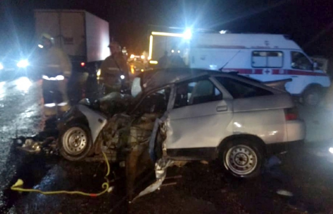 В результате аварии с грузовиком в Астрахани погибло трое человек