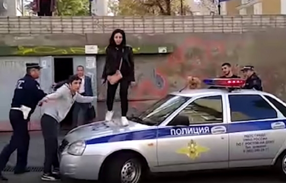 Девушки подрались с ДПС в Ростове, пытаясь отбить парня. Видео