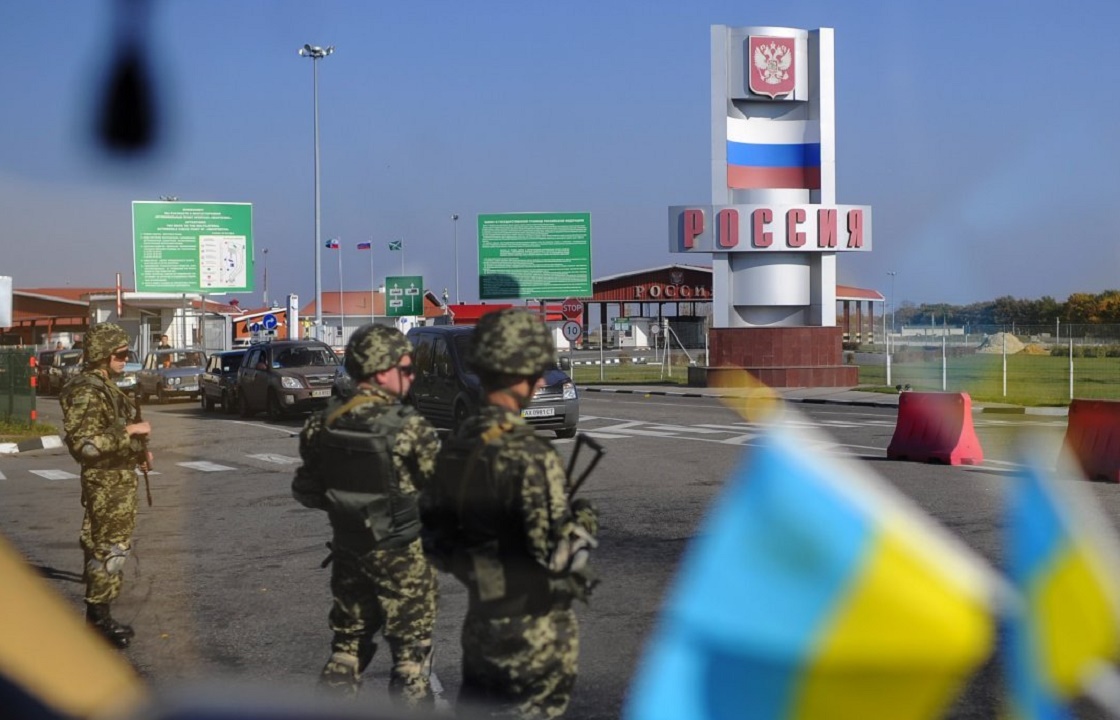 Напавшая на полицейских в центре Ростова компания пыталась сбежать на Украину
