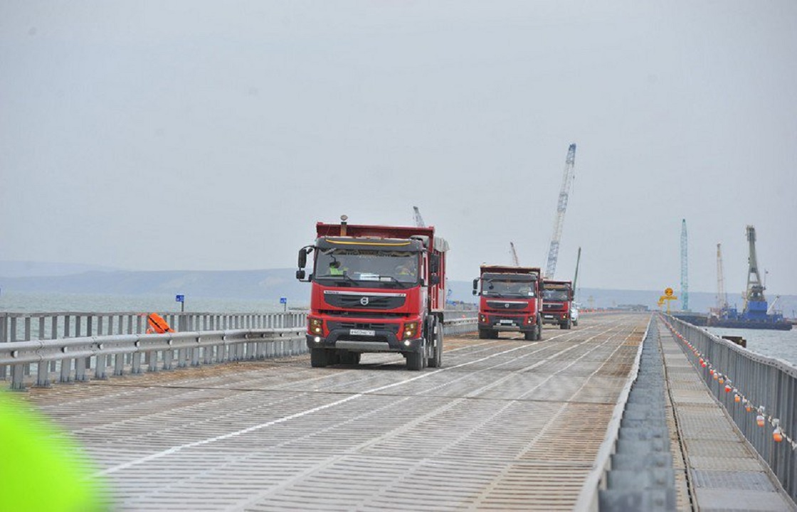 10 тысяч грузовиков проехали по Крымскому мосту за первую неделю