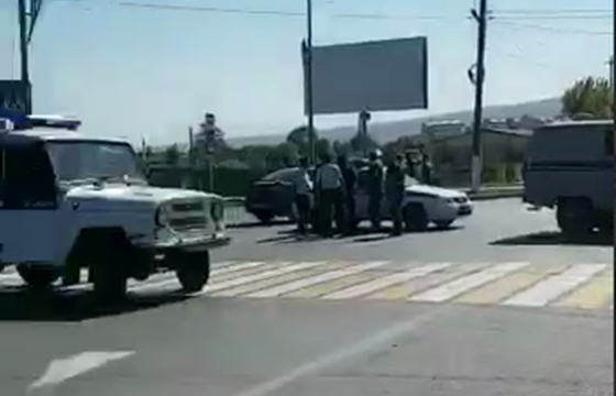 Полицейские блокировали автопробег недовольных соглашением в Ингушетии – медиа. Видео