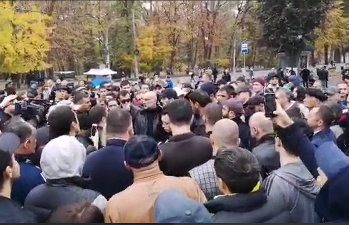 Жители Владикавказа вышли на митинг с призывом закрыть завод «Электроцинк». Видео