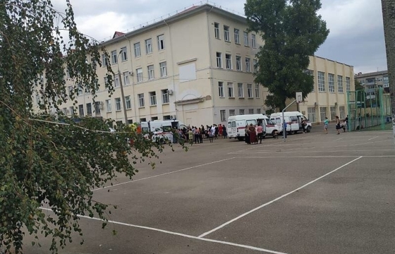В краснодарской школе после распыления газа были эвакуированы около 800 человек. Фото