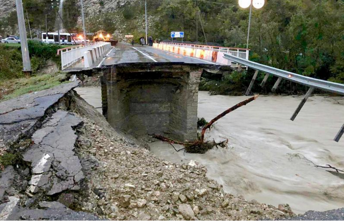 В Сочи восстановлена пешеходная часть разрушенного моста