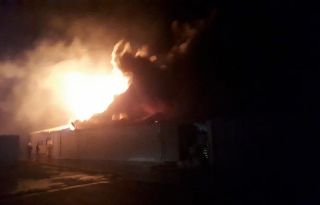 Сотни пожарных тушат крупный склад в пригороде Краснодара. Фото