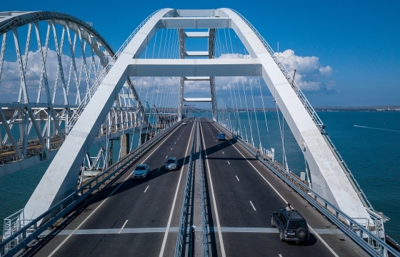 Новый рекорд Крымского моста – 706 большегрузов за восемь часов