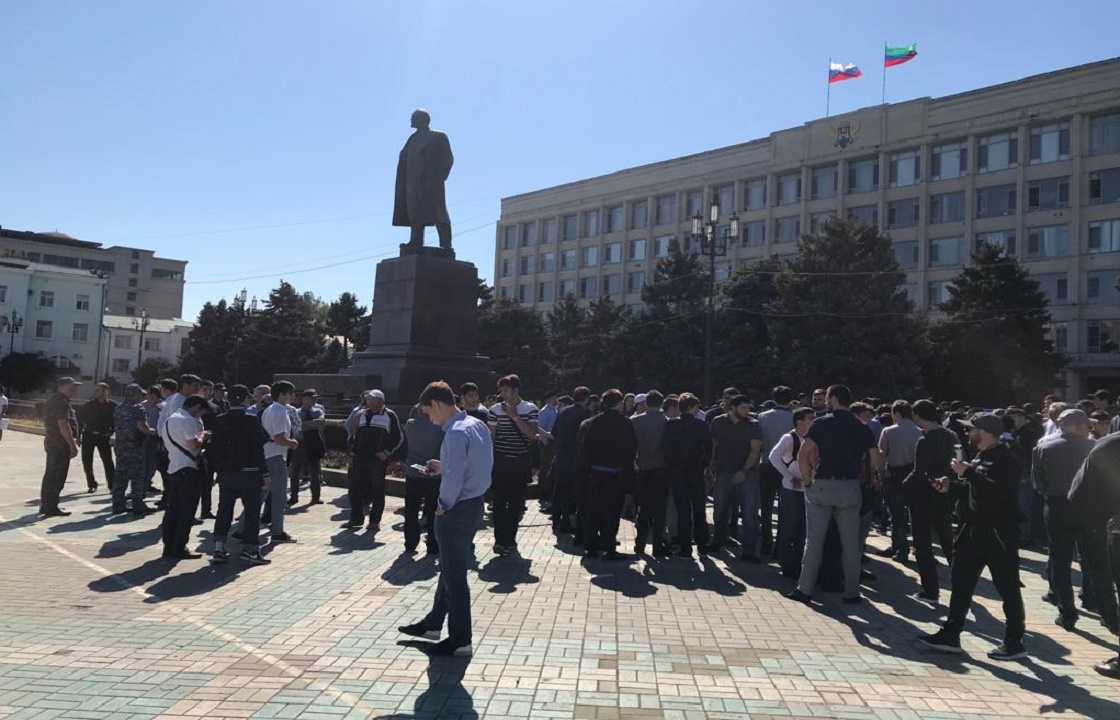 Дагестанцы вышли на площадь в Махачкале, требуя наказать виновных в убийстве силовиками братьев Гасангусейновых