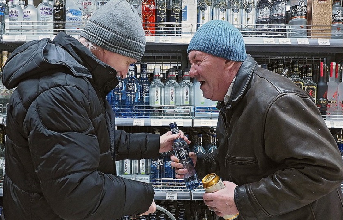 Бездомный из Астрахани залпом выпил три бутылки водки и умер в магазине