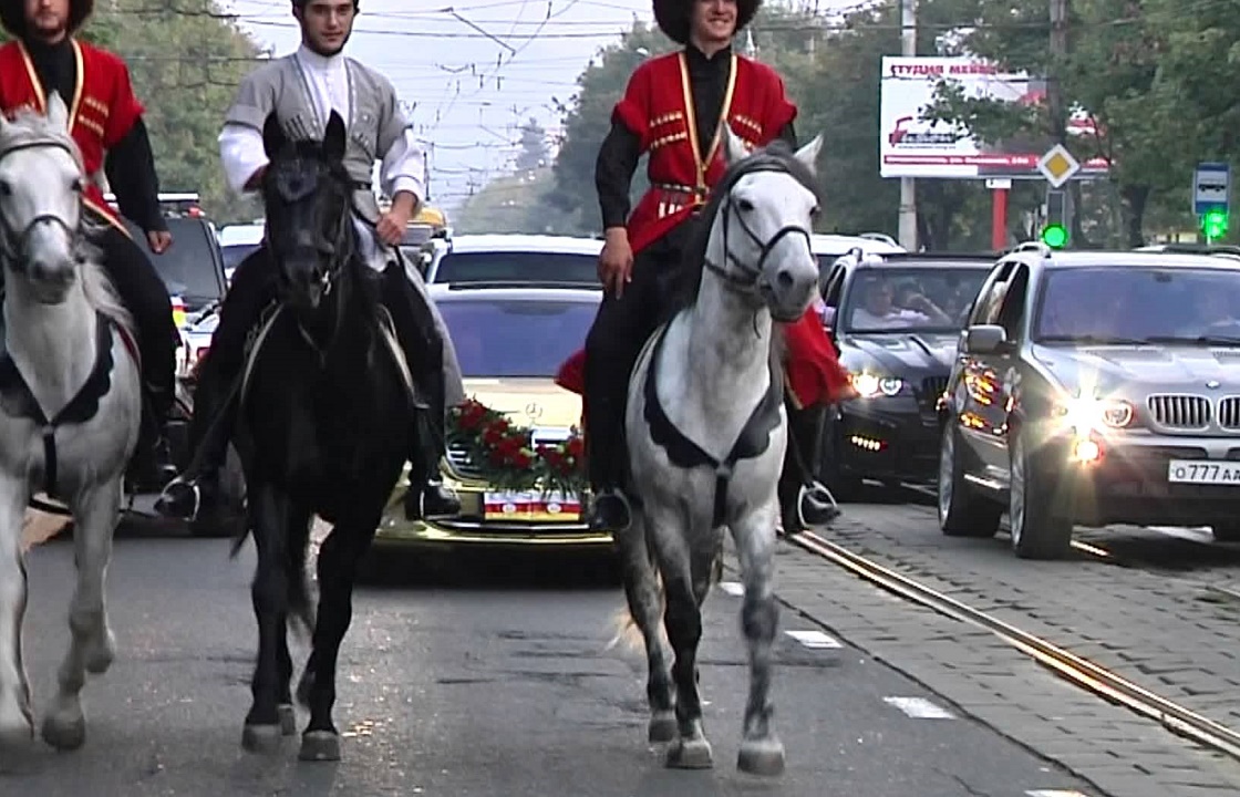 Матерящийся джигит на коне оказался незванным гостем на свадьбе в Усть-Джигуте