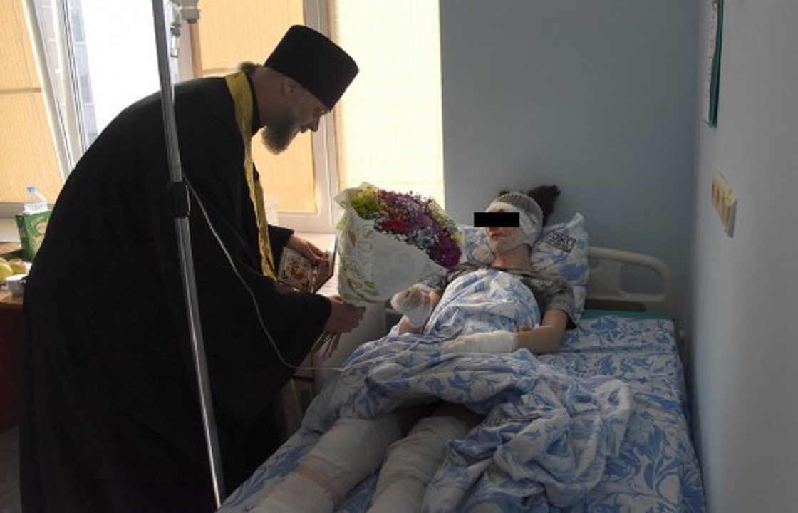 Священники из Краснодара посетили пострадавших от взрыва в Керченском техникуме