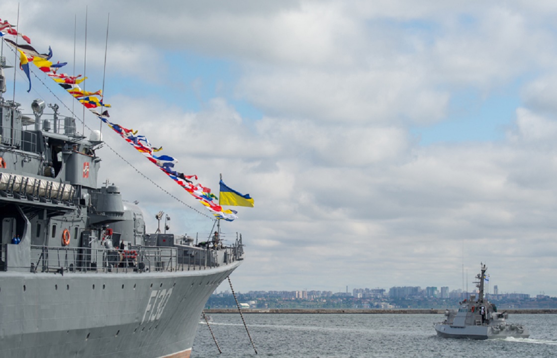 Украинские катера продолжают движение в Керченском проливе, несмотря на требования российских военных