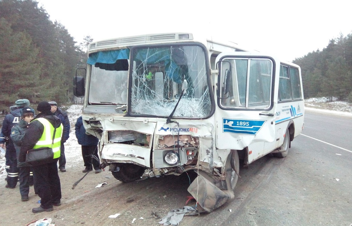 Автобус и автомобиль столкнулись под Симферополем. Погибший и пять пострадавших