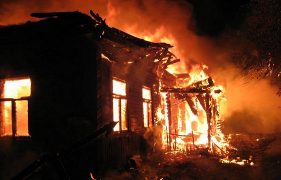 В Астрахани сгорели заживо три человека, еще один задохнулся газом