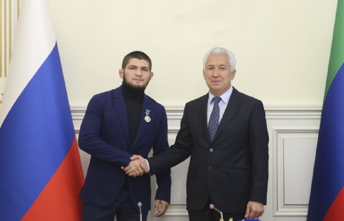 Хабиба Нурмагомедова и его отца наградили высшим орденом Дагестана
