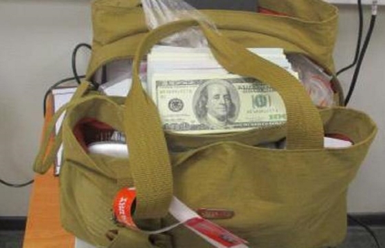Пенсионерку из Ростова поймали на контрабанде долларов США