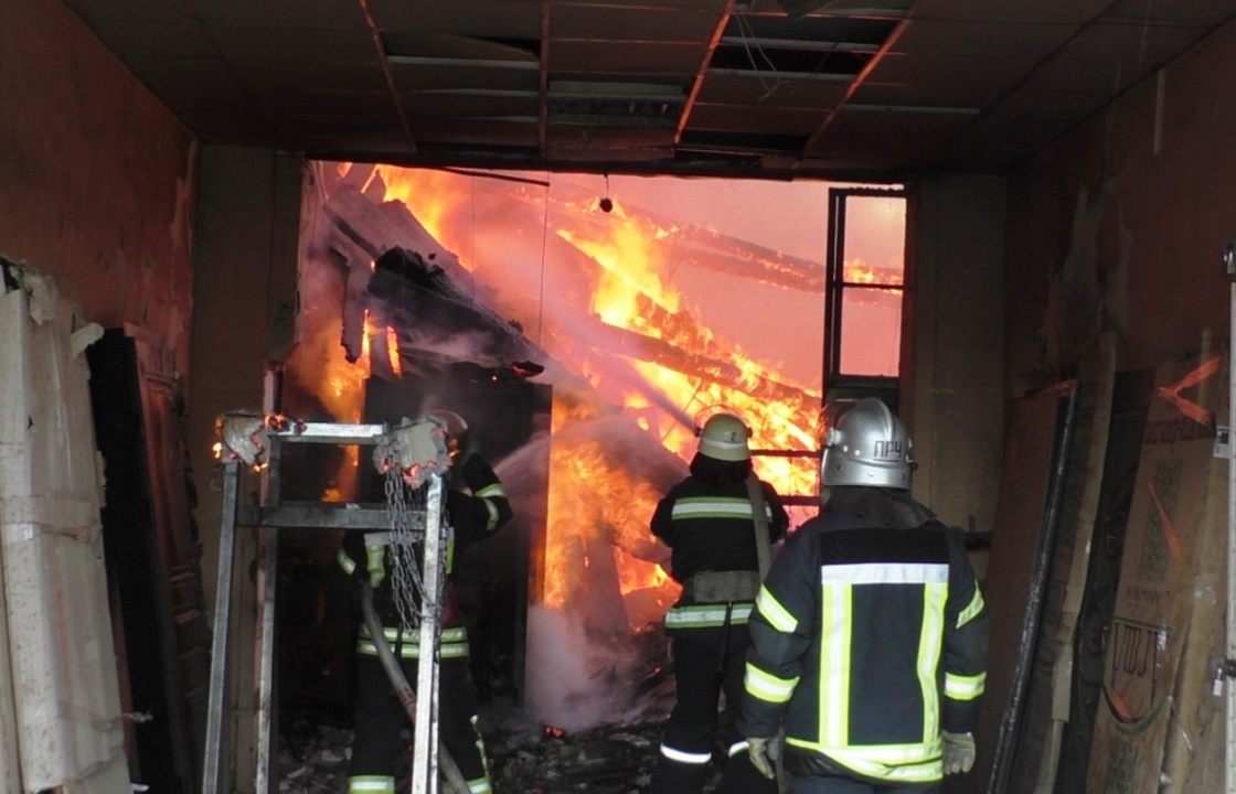 57 пожарных потушили склад в 368 кв метров в Керчи. Видео