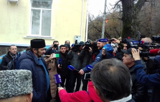 Крымские татары пришли поддержать украинских моряков в суд Симферополя
