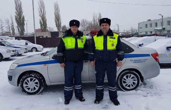 Ростовские полицейские помогают водителям вытолкать машины из снежных заторов. Видео