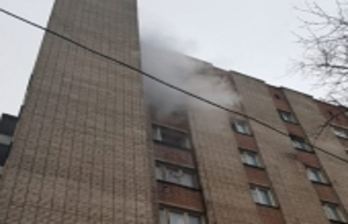 Жильцов горящего общежития в Ростове спасали по пожарной лестнице. Видео