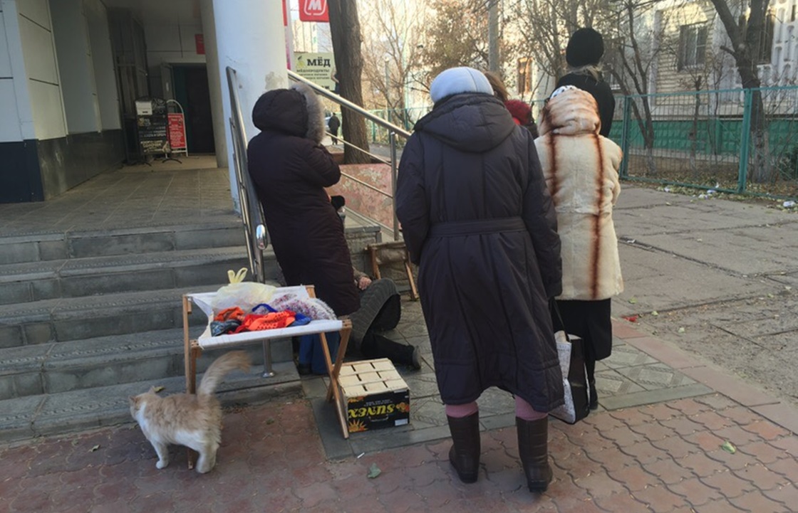 Труп пенсионерки остался лежать на улице после приезда скорой помощи в Астрахани – медиа