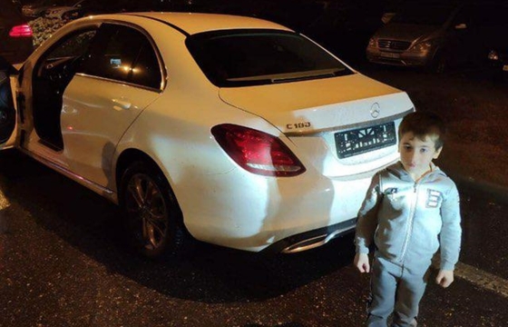 Кадыров подарил 5 -летнему чеченскому силачу белый Mercedes