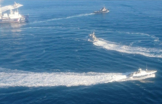 Три военных корабля Украины направились к Крымскому мосту. Фото