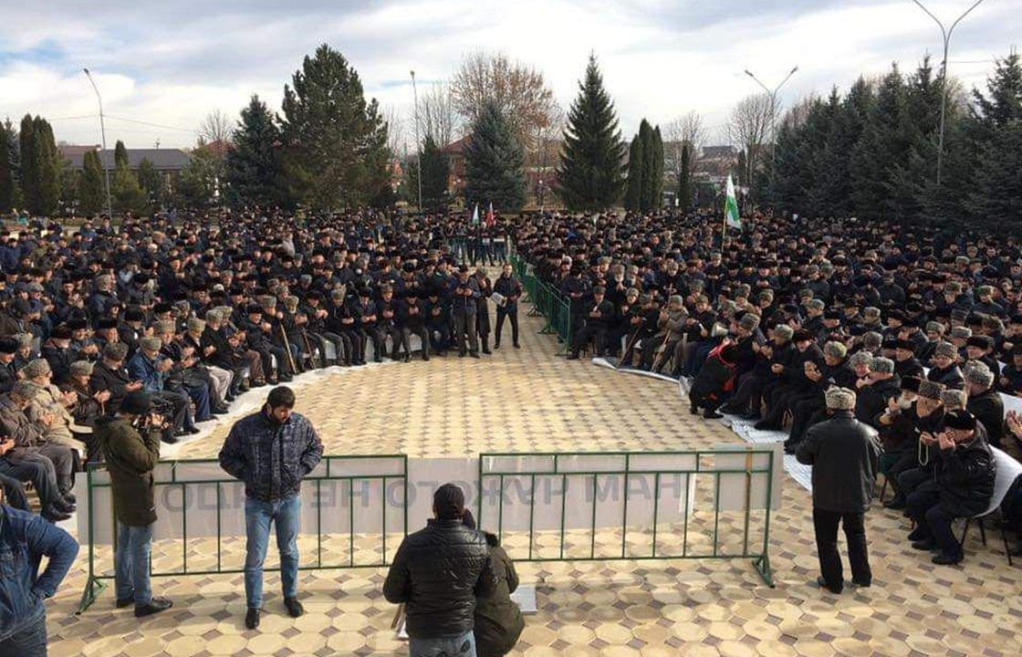 Тысячи человек пришли на санкционнированный митинг в Назрани. Видео