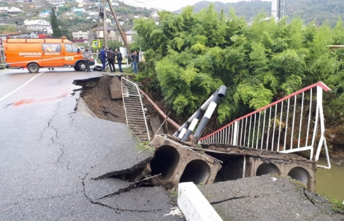 В Сочи вновь перекрыто движение из-за обрушения моста. Фото