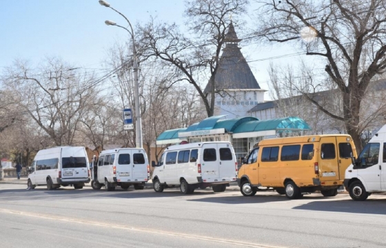 Возивший пассажиров на табуретках водитель из Астрахани может лишиться «Газели»