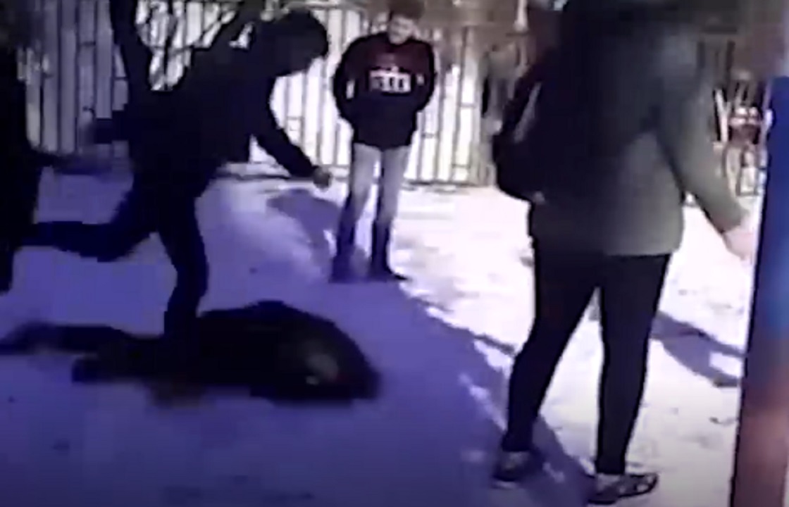 Девятиклассника из Ростовской области жестоко избили из-за "неправильной" куртки. Видео 18+