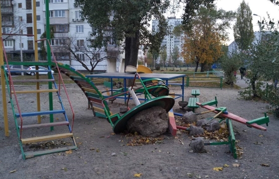Прокуратура обязала главу администрации Астрахани починить детские площадки