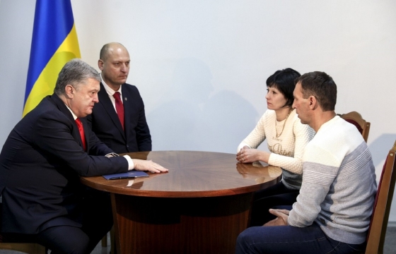 Порошенко встретился с семьей арестованного в России украинского моряка
