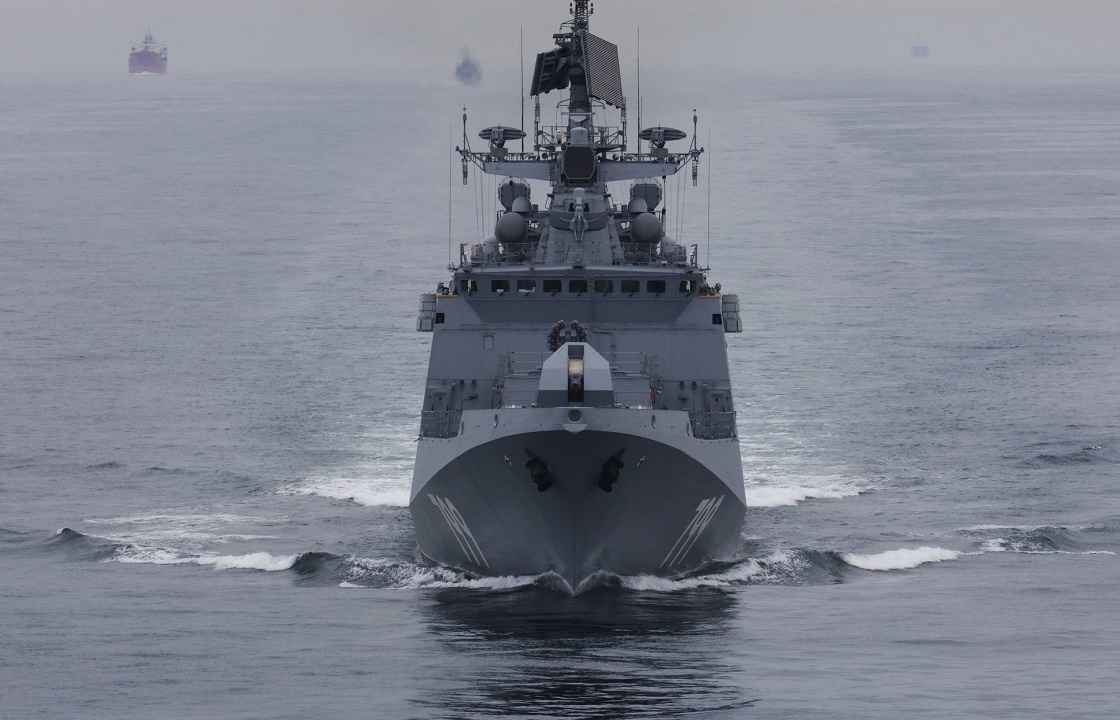 Ракетный сторожевой корабль ВМФ России из Крыма движется в Азовское море