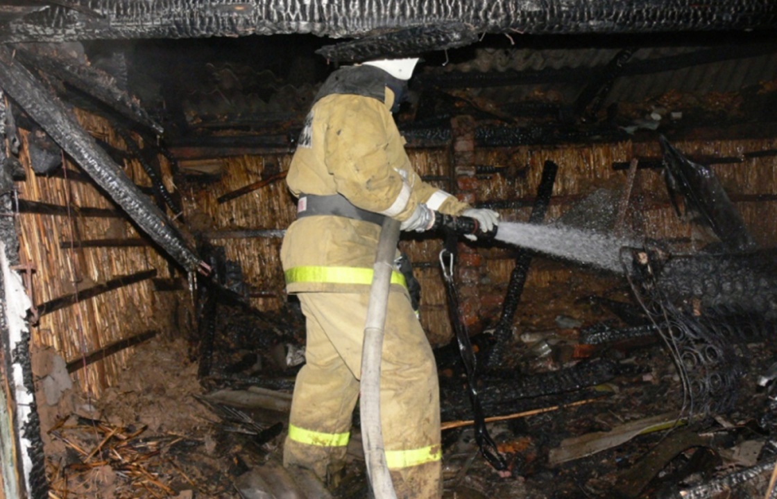 Астраханские спасатели вынесли из огня шесть человек