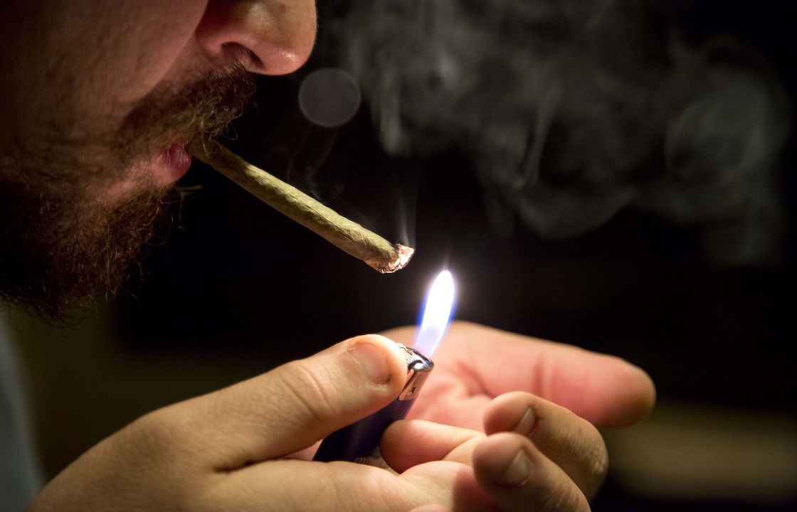 Житель Ставрополья заставлял пасынка-подростка курить марихуану