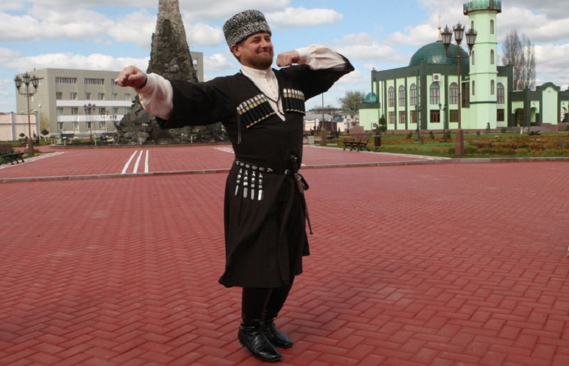 «Три танкиста», «В лесу родилась елочка». Кадыров похвастался музыкальным талантом. Видео
