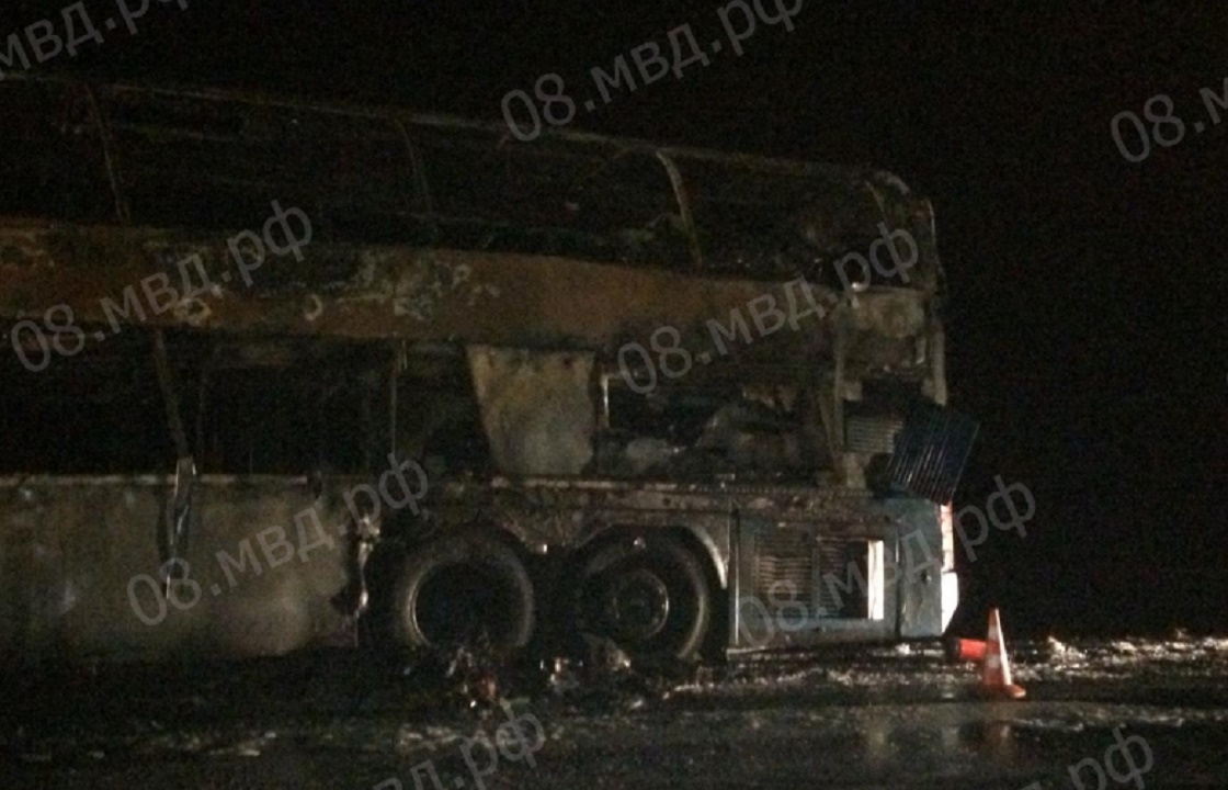 Двухэтажный автобус с пассажирами из Махачкалы сгорел в Калмыкии. Фото