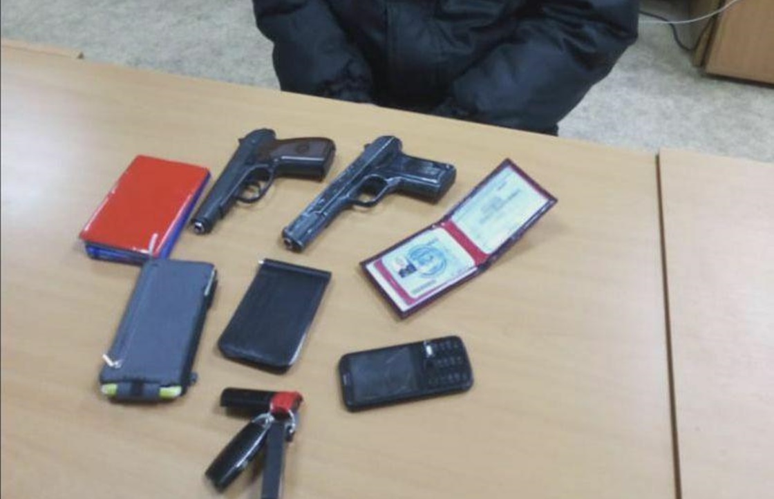 Лжесотрудника ФСБ из Крыма поймали с поддельными удостоверениями и муляжами пистолетов