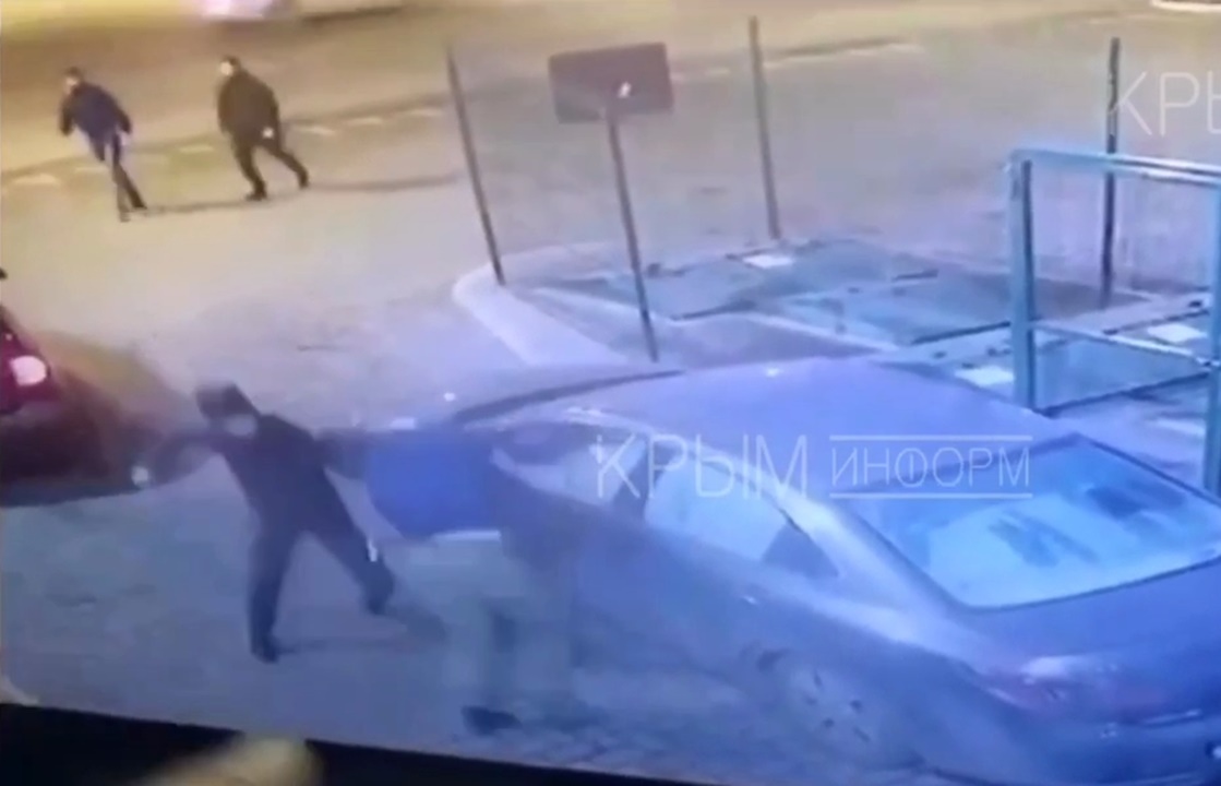 СМИ: массовая драка с оружием произошла в Симферополе. Видео