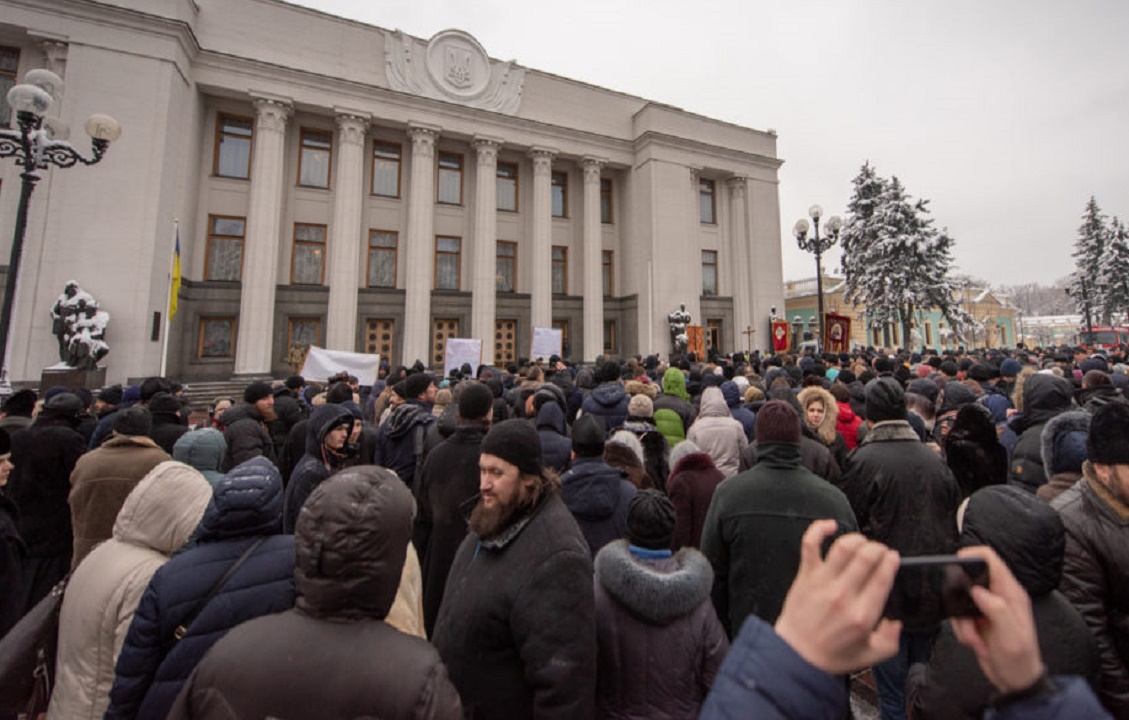 Тысячи украинцев молились у Верховной Рады против переименования УПЦ МП