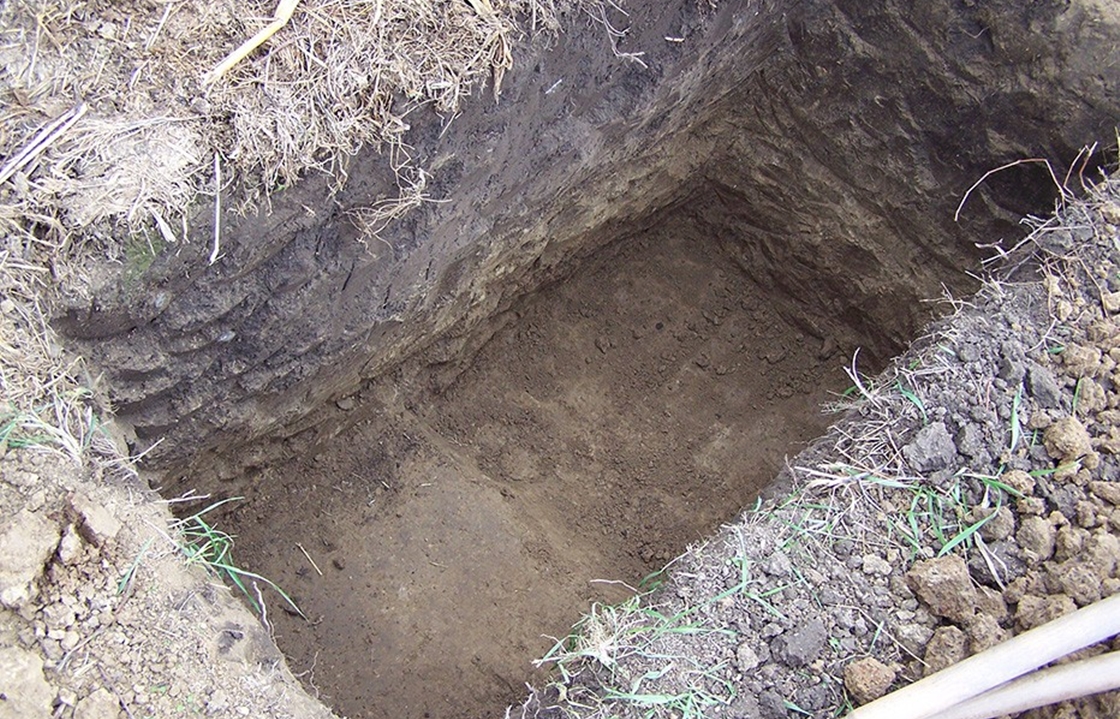 Сколько стоит выкопать туалет. Яма. Вырытая яма в земле. Ямка в земле. Выкопанная яма.