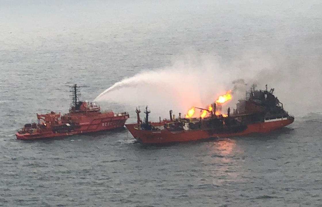 Один из горящих танкеров в Черном море отправился в бесконтрольное плавание. Фото