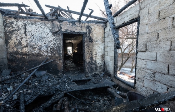Многодетная мать из Волгограда в огне чуть не потеряла всех детей